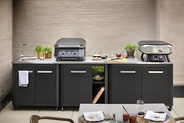 Découvrez notre avis détaillé sur la table Cozze L900 : caractéristiques techniques, avantages et performance de cette cuisine extérieure avec évier et roues.