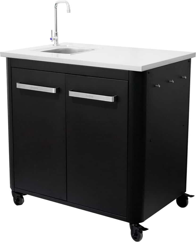 Test de la table Cozze L900 : cuisine extérieure avec évier et roues robustes