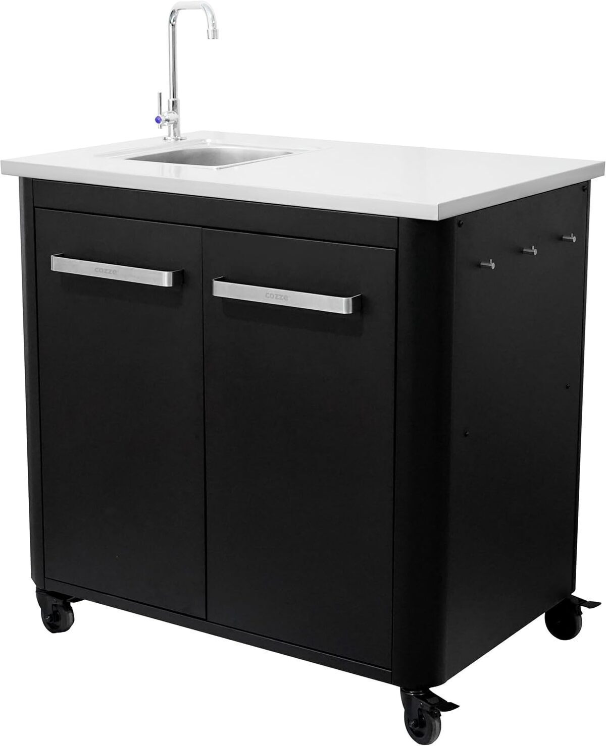Test de la table Cozze L900 : cuisine extérieure avec évier et roues robustes